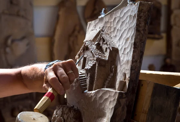 Détail Sculteur Caucasien Âge Moyen Travaillant Sur Bois Lumière Naturelle — Photo