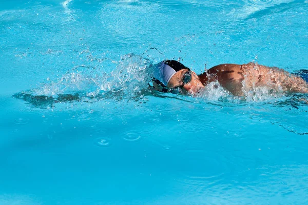 Sportos Férfi Úszás Medencében — Stock Fotó