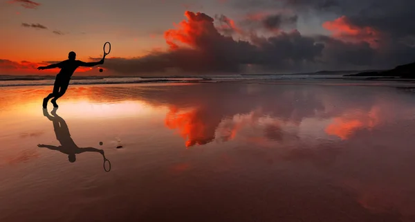 Силует Тенісиста Який Ячем Пляжі Під Час Заходу Сонця — стокове фото