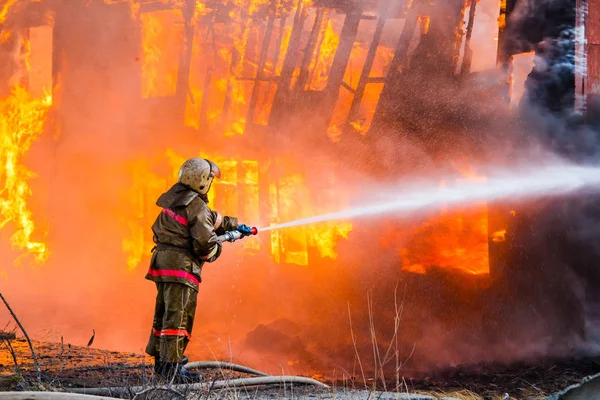 Pompiere Spegne Incendio Una Vecchia Casa Legno — Foto Stock