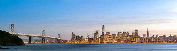 San Francisco Downtown Skyline Der Abenddämmerung Von Der Schatzinsel Kalifornien — Stockfoto