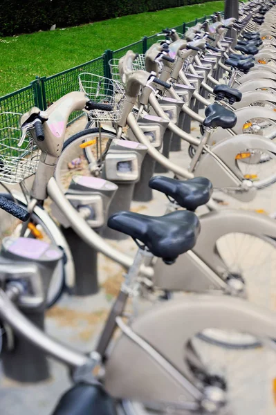 Fila Bicicletas Aparcamiento Foto Con Lente Basculante — Foto de Stock