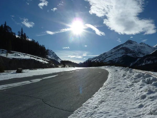 Besneeuwde Bergen Schitterende Zon Blauwe Luchten Van Jasper Nationaal Park — Stockfoto