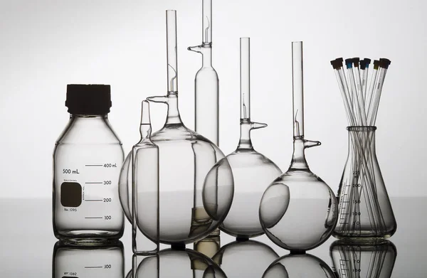 Recipientes Química Vidrio Sobre Una Mesa Vidrio — Foto de Stock