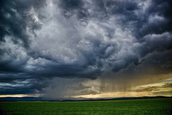 Dramatik Sahne Bulutlar Sis Yağmur Yaz Aylarında Çayır — Stok fotoğraf
