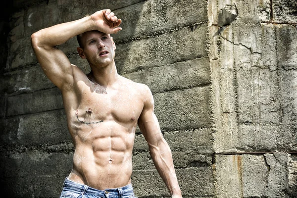 Guapo Musculoso Joven Trabajador Construcción Sin Camisa Aire Libre Limpiando —  Fotos de Stock