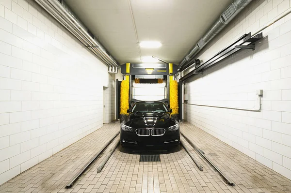 Auto Nera Pulita Nel Tunnel Lavaggio Della Stazione Bianca — Foto Stock