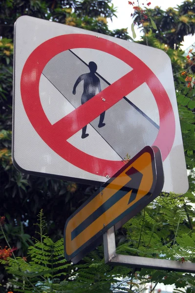 Prohibición Señales Tráfico Peatonal Con Símbolo Flecha Singapur — Foto de Stock