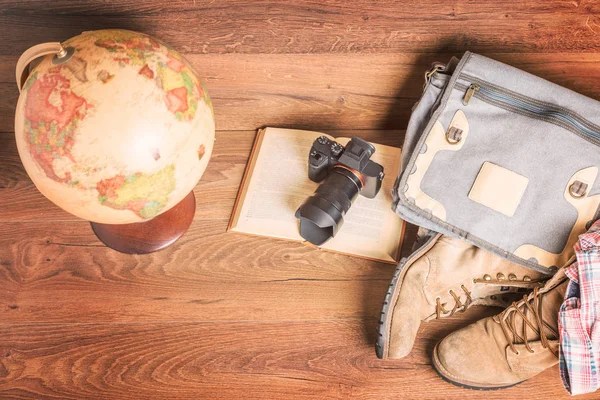 Felülnézet Globe Kamera Könyv Táskát Csizmát Inget Fából Készült Háttér — Stock Fotó