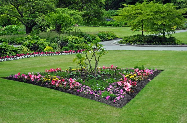 Parque Exuberante Jardín Primavera —  Fotos de Stock