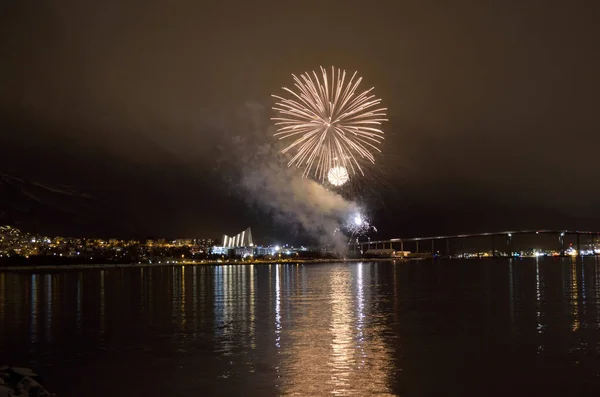 Bellissimi Fuochi Artificio Sul Cielo Notturno Nella Città Tromsoe Con — Foto Stock