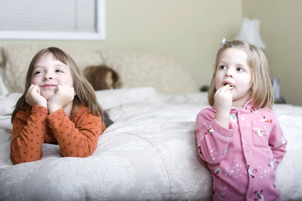 Two Cute Sisters Watch Television Parent Bedroom — Stock Photo, Image