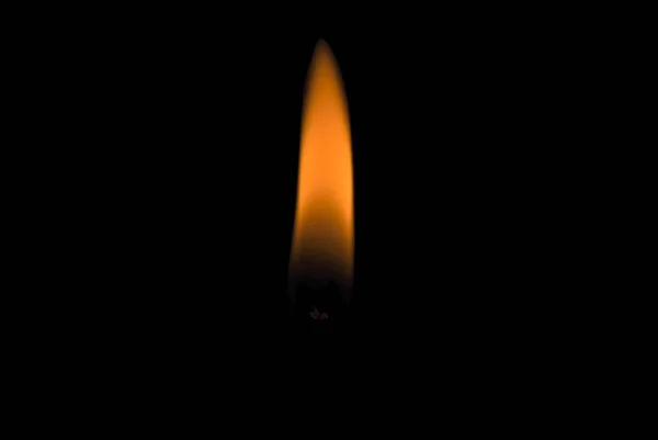 黑色背景下的一支蜡烛火焰 发光芯的尖端可见 — 图库照片