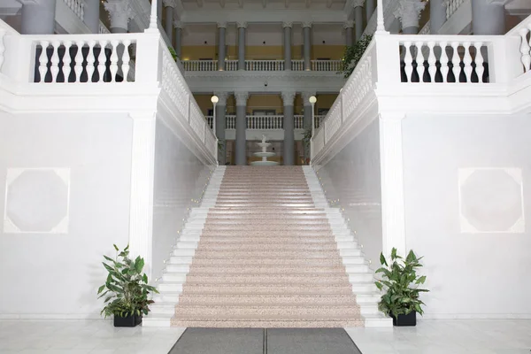 Alta Hermosa Escaleras Sala — Foto de Stock