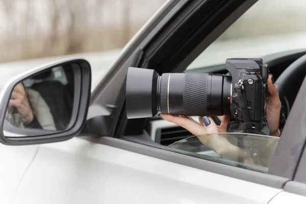 Uma Menina Tira Fotos Uma Janela Carro — Fotografia de Stock