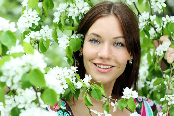 Portret Pięknej Kobiety Wiosna Blossom — Zdjęcie stockowe