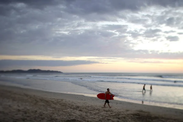 Surfare Går Längs Strand Som Solen Sätter Costa Rica — Stockfoto