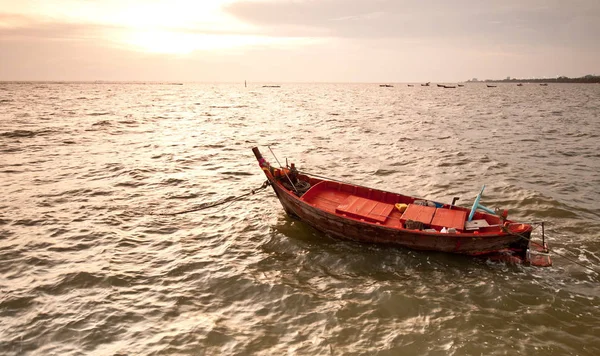 Ein Kleines Hölzernes Fischerboot Das Meer Schwimmt — Stockfoto