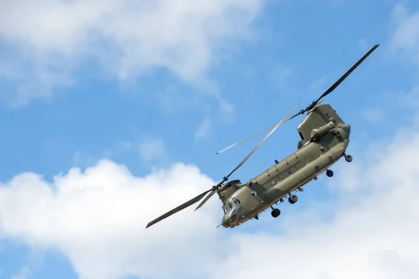 Helikopter Wojskowy Stromym Manewru Lotu — Zdjęcie stockowe