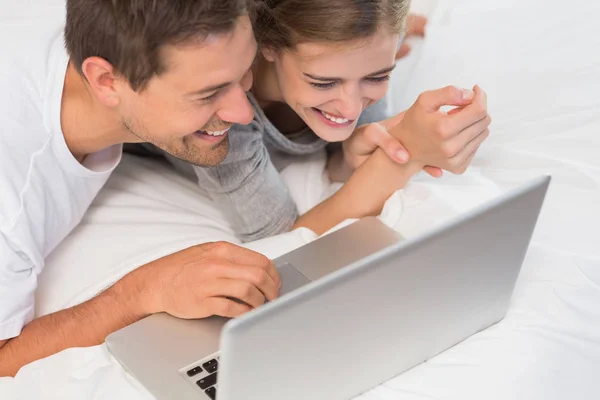 Happy Couple Bed Using Laptop Home Bedroom — Stock Photo, Image