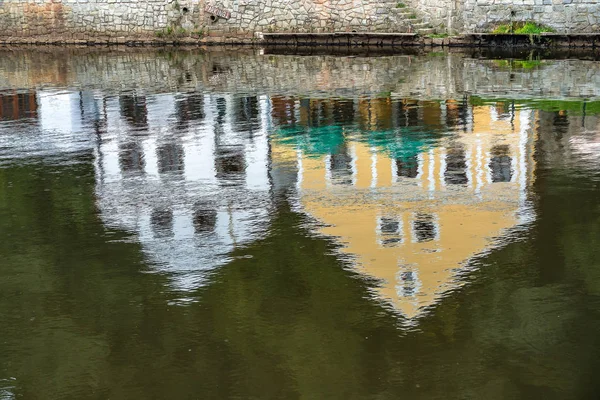 Reflejo Edificios Coloridos Largo Del Río Vlatava Krumlov — Foto de Stock