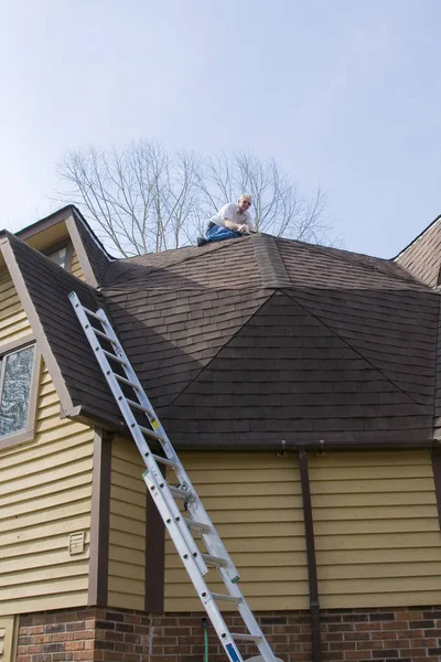 Inspetor Telhado Verificar Danos Após Tempestades Vento Recentes Muitos Telhados — Fotografia de Stock