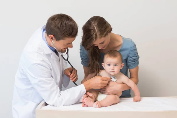 Bonito Pediatra Checando Bebê Menino Realizada Com Sua Mãe Seu — Fotografia de Stock