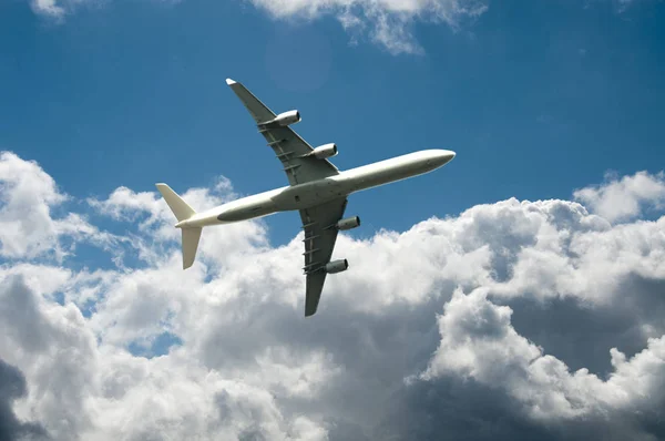 Volar Lejos Con Avión Cielo Azul —  Fotos de Stock