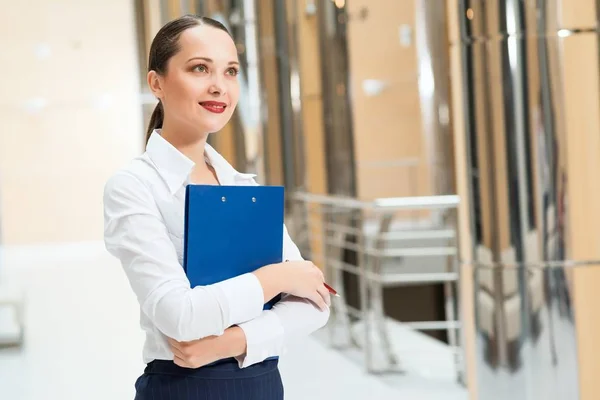 Hermosa Mujer Negocios Pie Oficina Celebración Carpeta Con Documentos — Foto de Stock