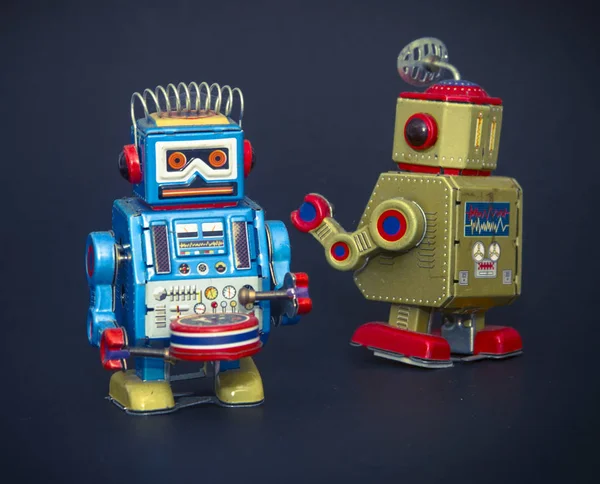 Zwei Retro Roboterspielzeuge Auf Schwarz — Stockfoto