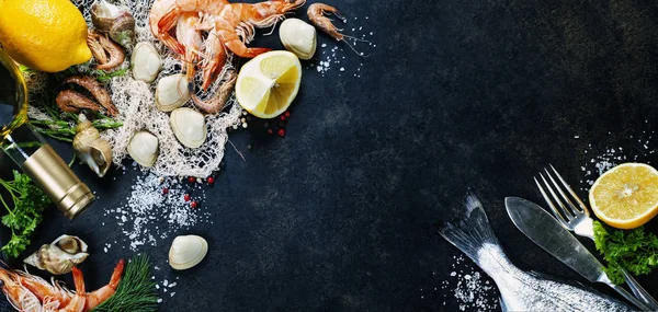 어두운 빈티지 배경에는 맛있는 생선과 해산물이 건강에 요리의 개념과 향신료 — 스톡 사진