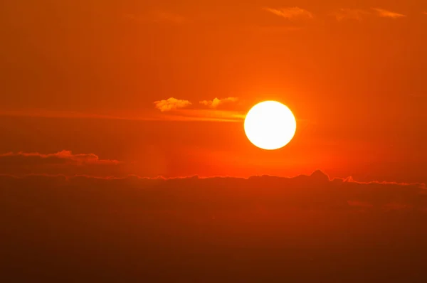 Όμορφο Ηλιοβασίλεμα Μεγάλο Τον Ήλιο Και Σύννεφο — Φωτογραφία Αρχείου
