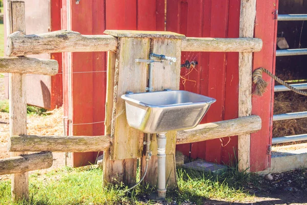 Évier Acier Extérieur Une Grange Milieu Rural — Photo