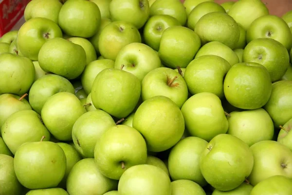 Stos Wielu Świeżych Zielonych Jabłek Rynku — Zdjęcie stockowe