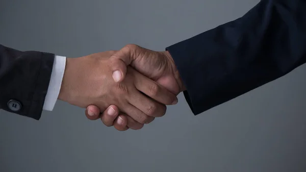 Obrazu Biznesmen Handshake Ręka Trzyma Szarym Tle — Zdjęcie stockowe