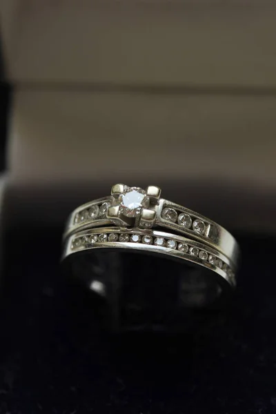 다이아몬드 채널은 금으로 결혼반지와 결혼반지를 넣는다 — 스톡 사진