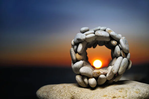 Sonnenuntergang Rückblick Durch Loch Die Steinkugel — Stockfoto