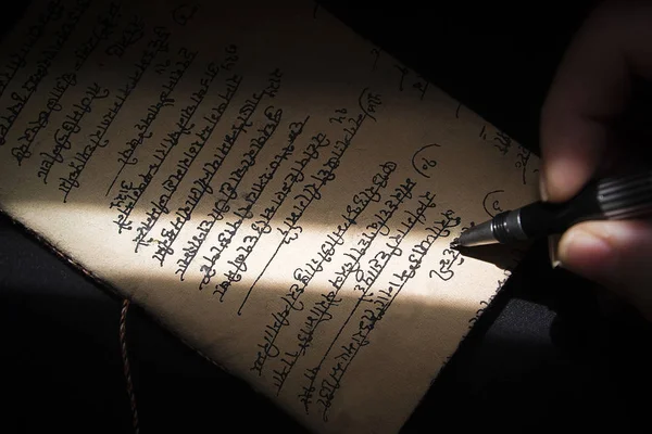 Γράφοντας Ένα Στυλό Έναν Πάπυρο Στη Γλώσσα Του Βραχμί Γράφοντας — Φωτογραφία Αρχείου