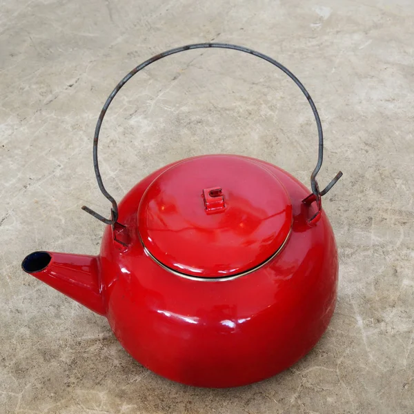 Красный Винтажный Металлический Чайник Цементном Полу — стоковое фото
