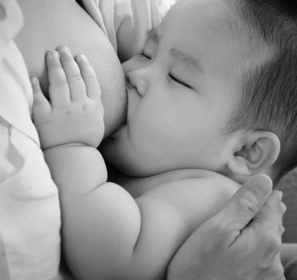 Mãe Bebé Close Mãe Asiática Amamentando Bebê Menino Tom Preto — Fotografia de Stock