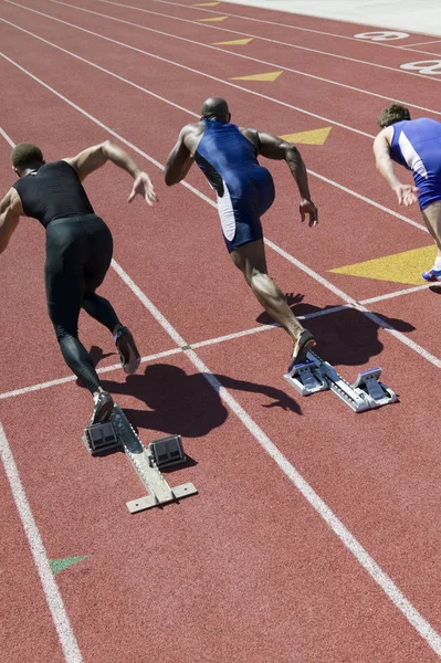 Atleta Masculino Explodindo Fora Dos Blocos Iniciais — Fotografia de Stock