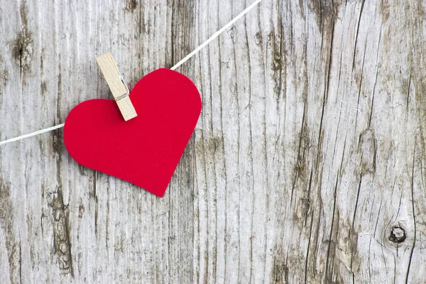 Corazón Rojo Colgando Línea Contra Vieja Pared Madera Grano — Foto de Stock