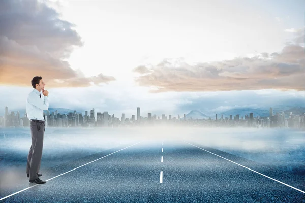 Nachdenklicher Geschäftsmann Mit Der Hand Kinn Gegen Großstadt Horizont — Stockfoto