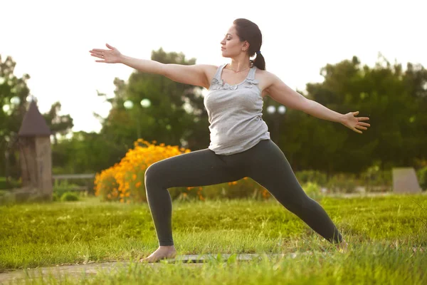 Ung Kvinna Gör Yoga Övning Utomhus — Stockfoto