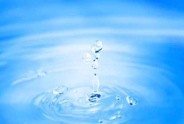 Hermosas Gotas Cayendo Sobre Agua Azul — Foto de Stock