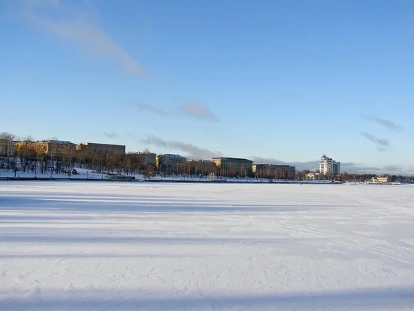 Спокойное Зимнее Озеро Голубым Небом Городом — стоковое фото