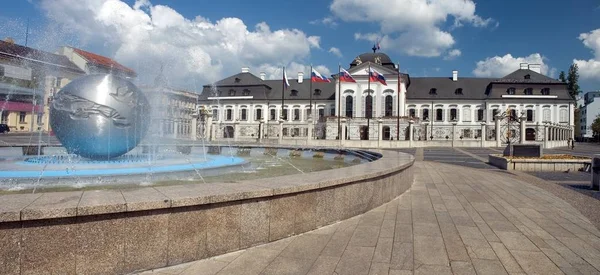 Grassalkovichov Palác Nyní Prezidentský Palác Kašna Popředí Pěkný Slunečný Den — Stock fotografie