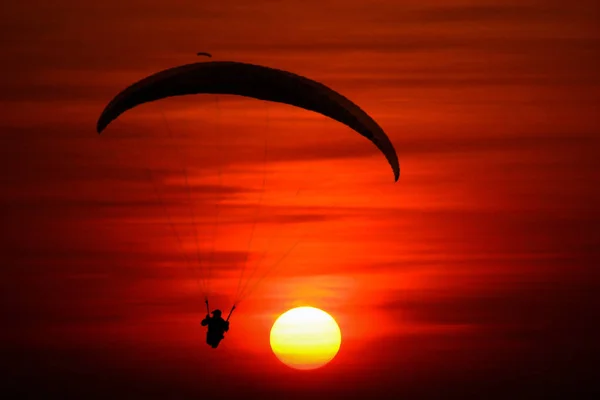 Een Prachtige Achtergrond Met Een Silhouet Van Een Paraglider Voor — Stockfoto