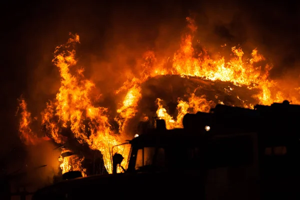 Podpalenie Lub Charakteru Katastrofy Palenie Ognia Płomień Dach Drewniany Dom — Zdjęcie stockowe