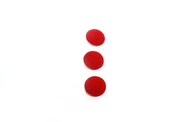 Három Piros Kerek Gomb Fehér Háttéren — Stock Fotó